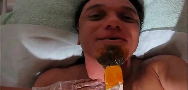  DEPILANDO A BARBA COM CERA QUENTE PARA GRAVAR PORNO CHUPANDO AS NINFETINHAS NOVINHAS